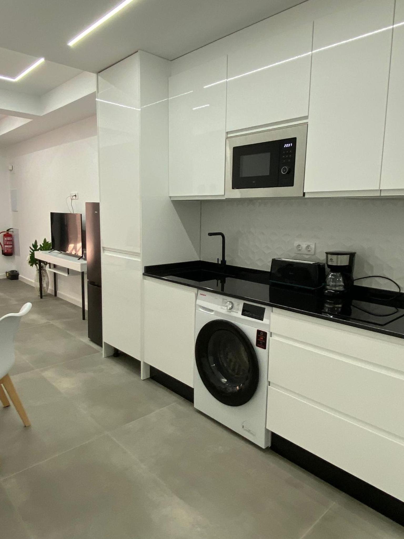 Alba Home , junto al estadio fútbol y Ribera