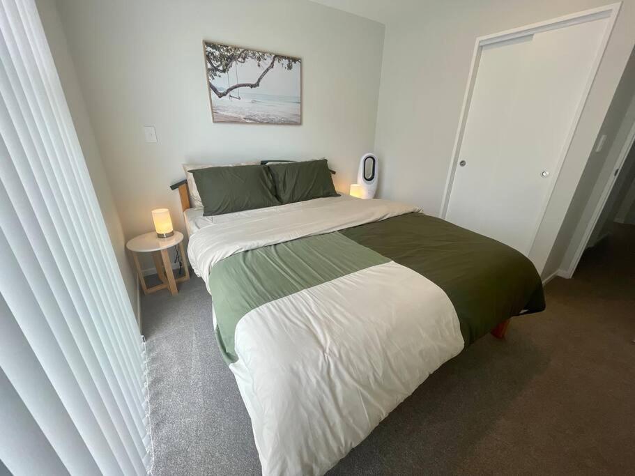 The Oasis at Auckland Airport - King bed and more! view 2