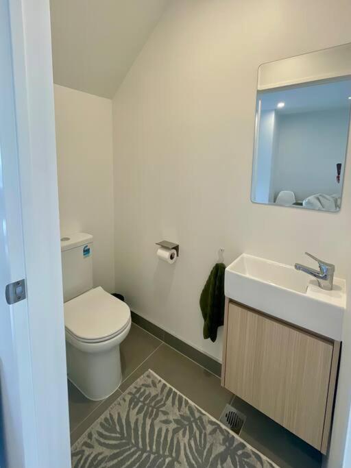 The Oasis at Auckland Airport - King bed and more! view 4