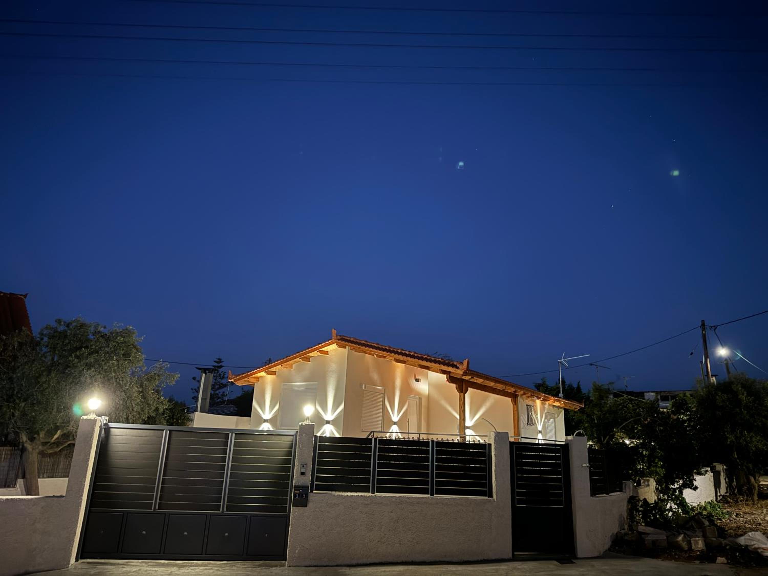 Hotel Secret Garden Airport-Beach Villas & Tiny Home 300m from famous Davis Beach - Image 1