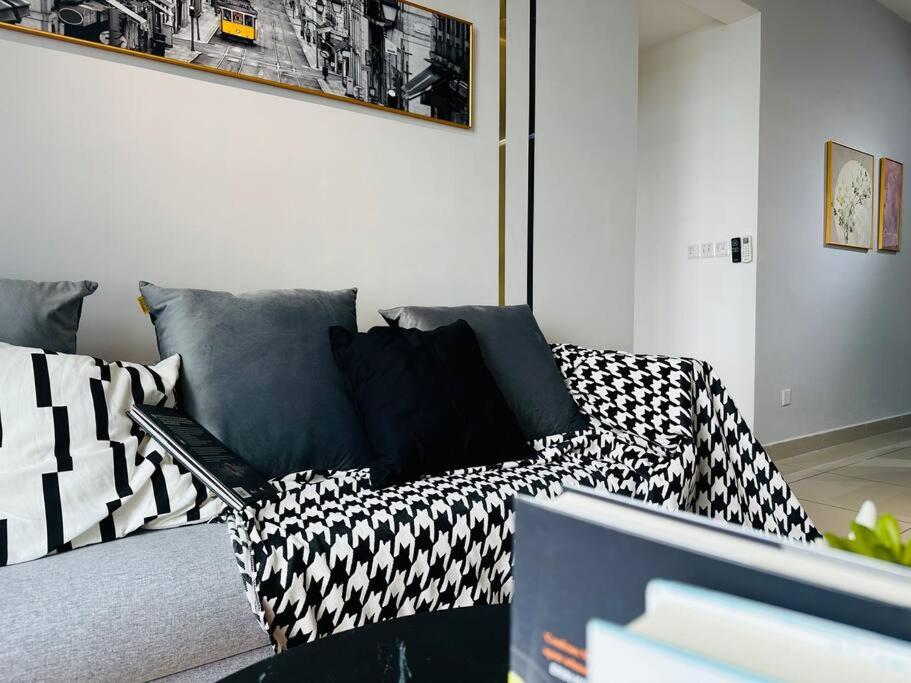MVA17#Family Suite 8pax 3 Rooms M Vertica Velocity Mall Cheras IKEA Mytown Short Walk to MRT & LRT Maluri