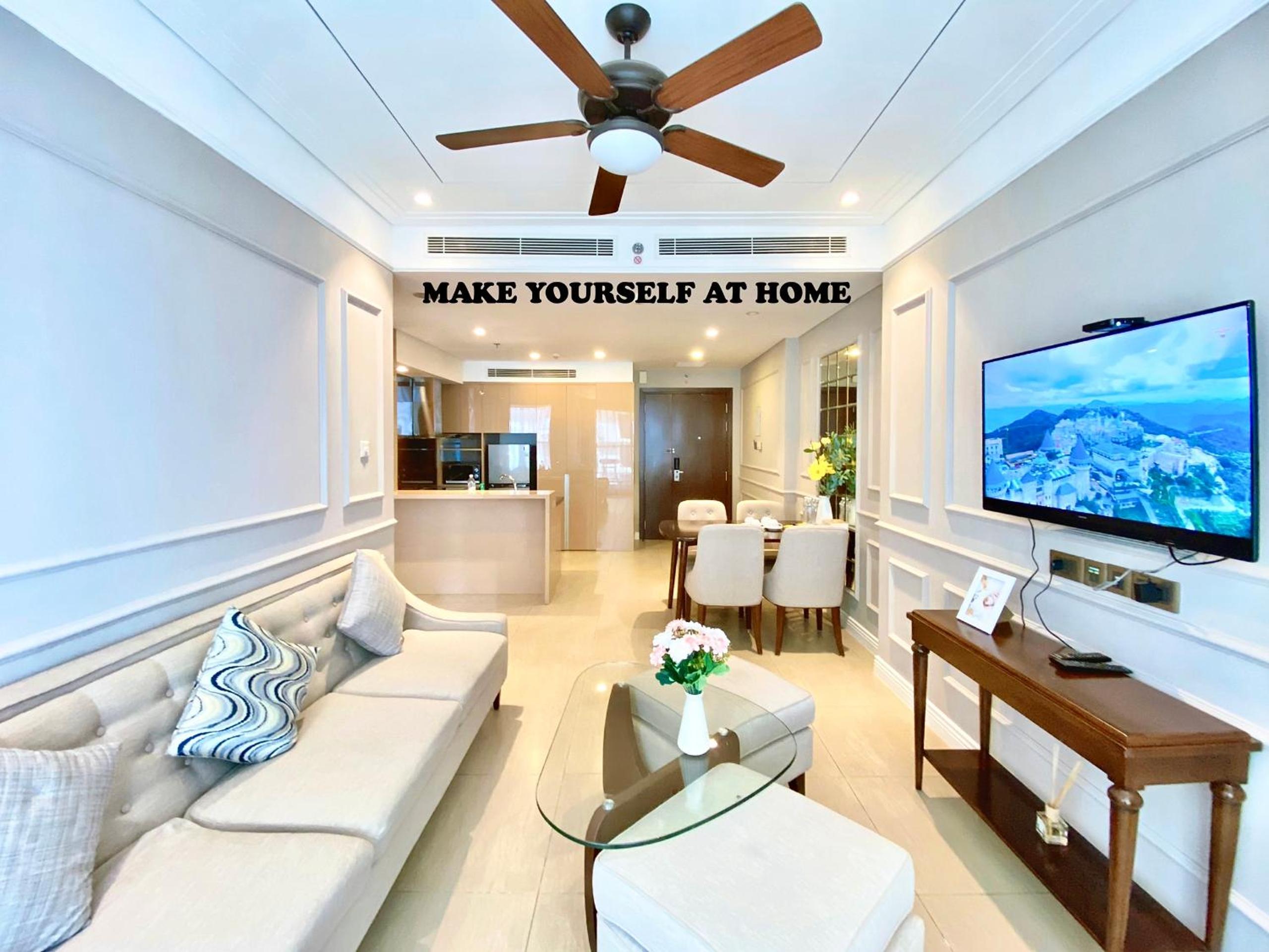 Luxurious apartment facing My Khe beach with 2 large beds FP view 4