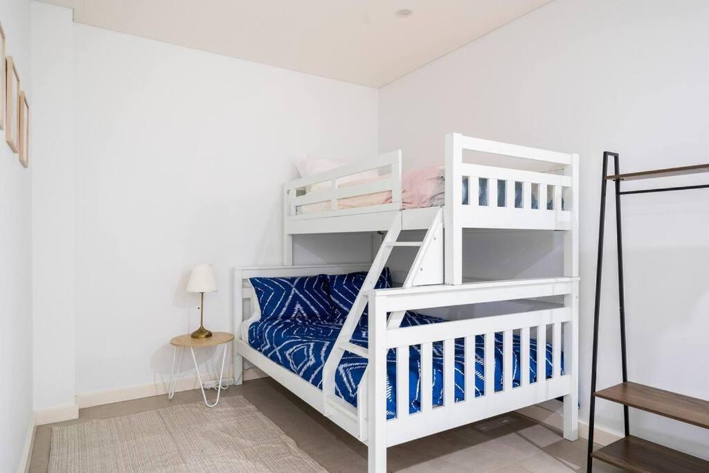 10M Lovely 2Bedroom Abnb Apartment near Airport & City with Free parking