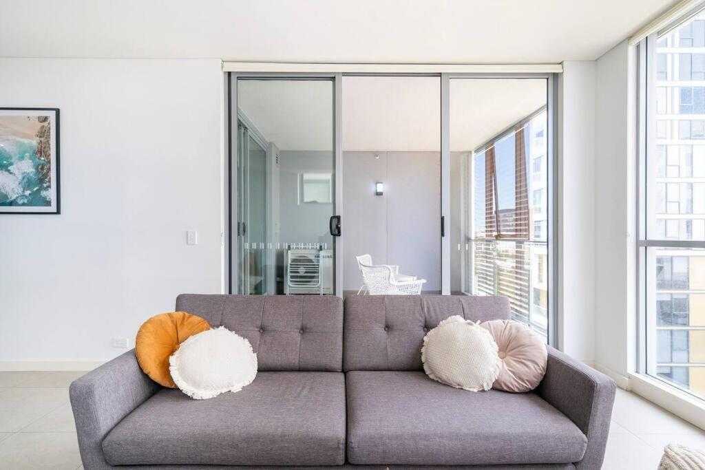 10M Lovely 2Bedroom Abnb Apartment near Airport & City with Free parking