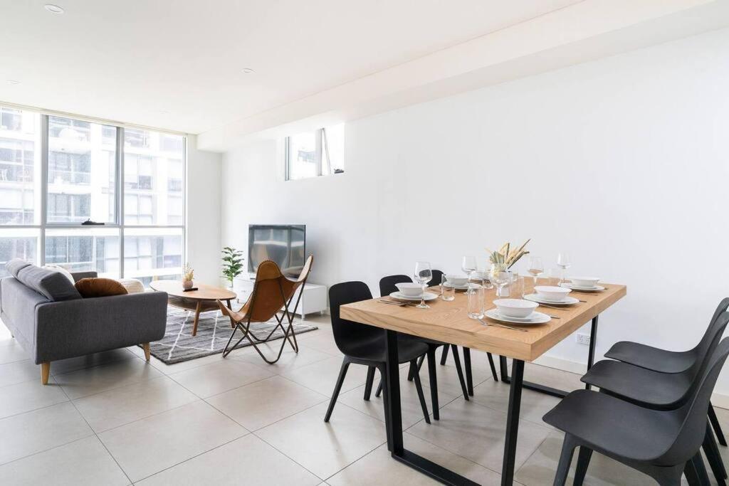 10M Lovely 2Bedroom Abnb Apartment near Airport & City with Free parking