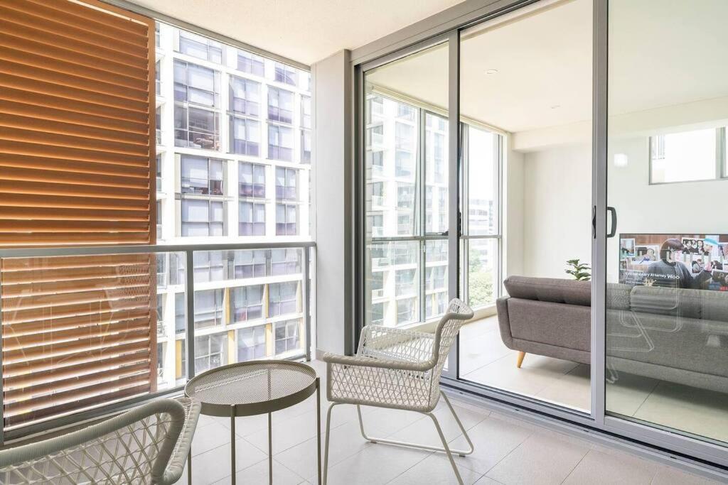 10M Lovely 2Bedroom Abnb Apartment near Airport & City with Free parking