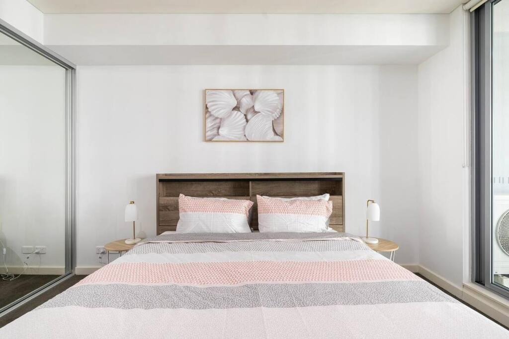10M Lovely 2Bedroom Abnb Apartment near Airport & City with Free parking