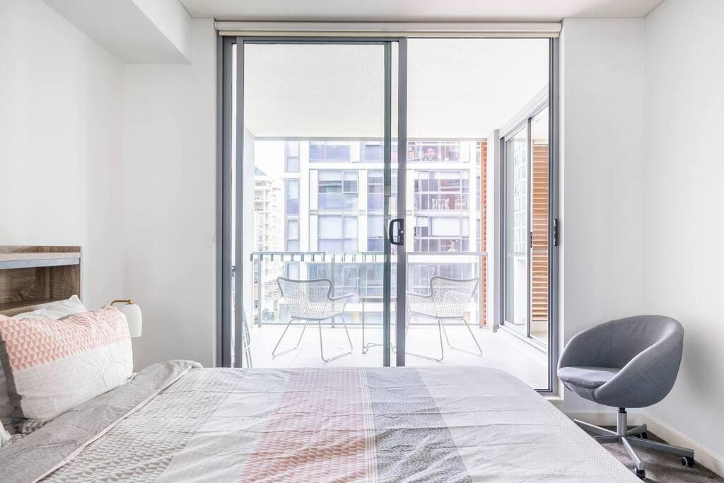 10M Lovely 2Bedroom Abnb Apartment near Airport & City with Free parking