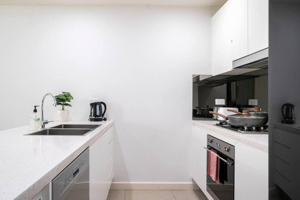 10M Lovely 2Bedroom Abnb Apartment near Airport & City with Free parking