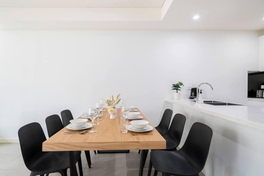 10M Lovely 2Bedroom Abnb Apartment near Airport & City with Free parking