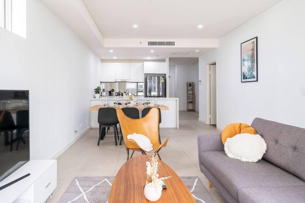10M Lovely 2Bedroom Abnb Apartment near Airport & City with Free parking