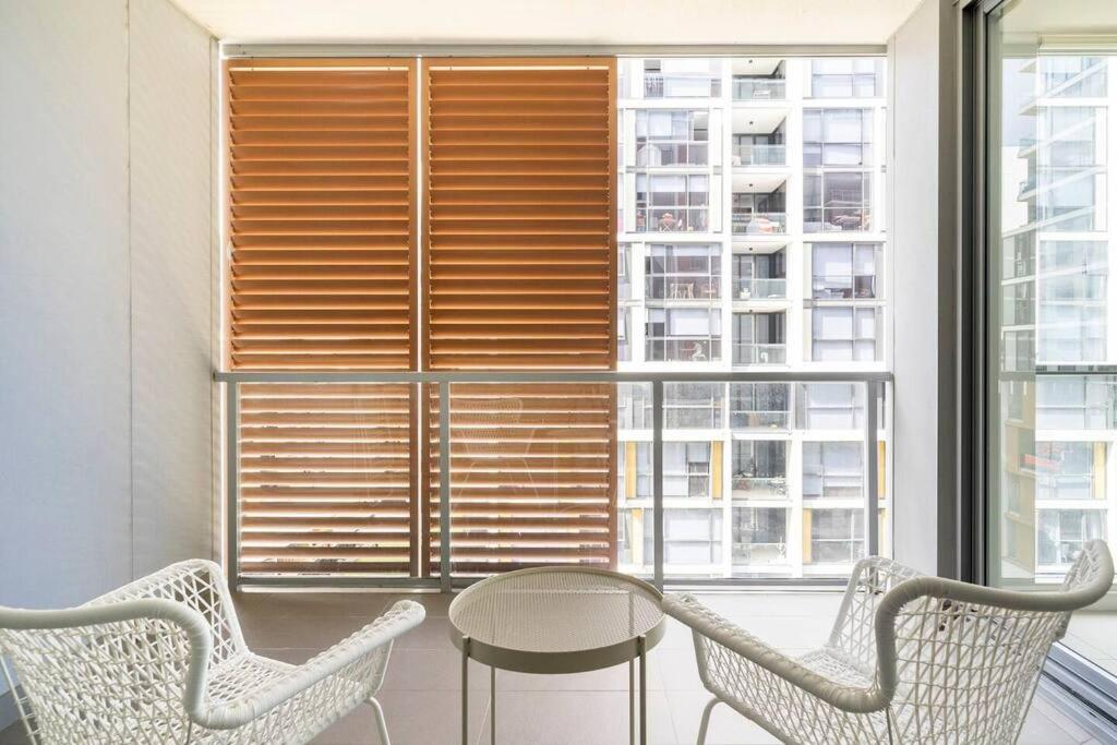 10M Lovely 2Bedroom Abnb Apartment near Airport & City with Free parking