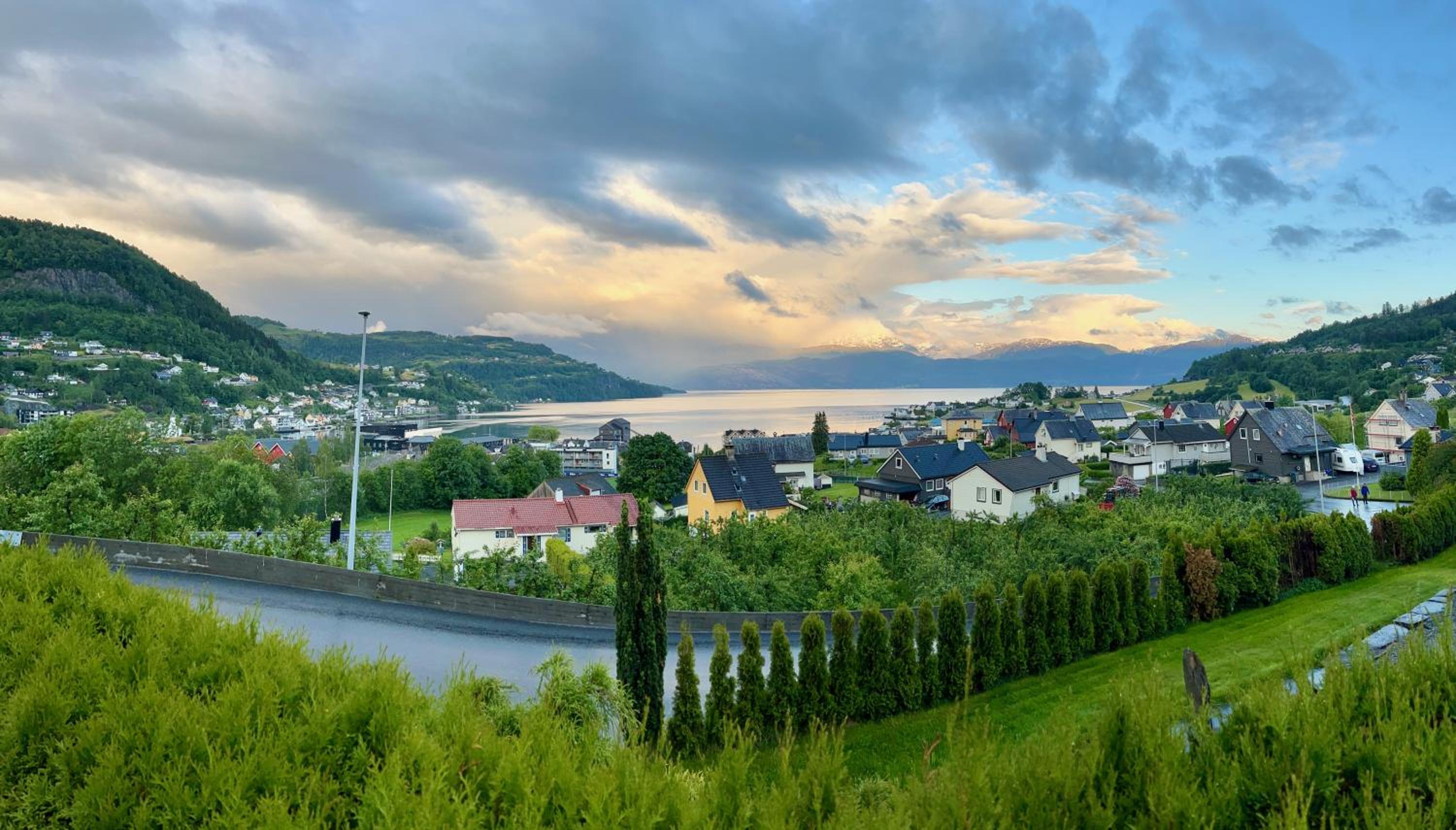 Hardangerfjord View - luxury fjord-side holiday home