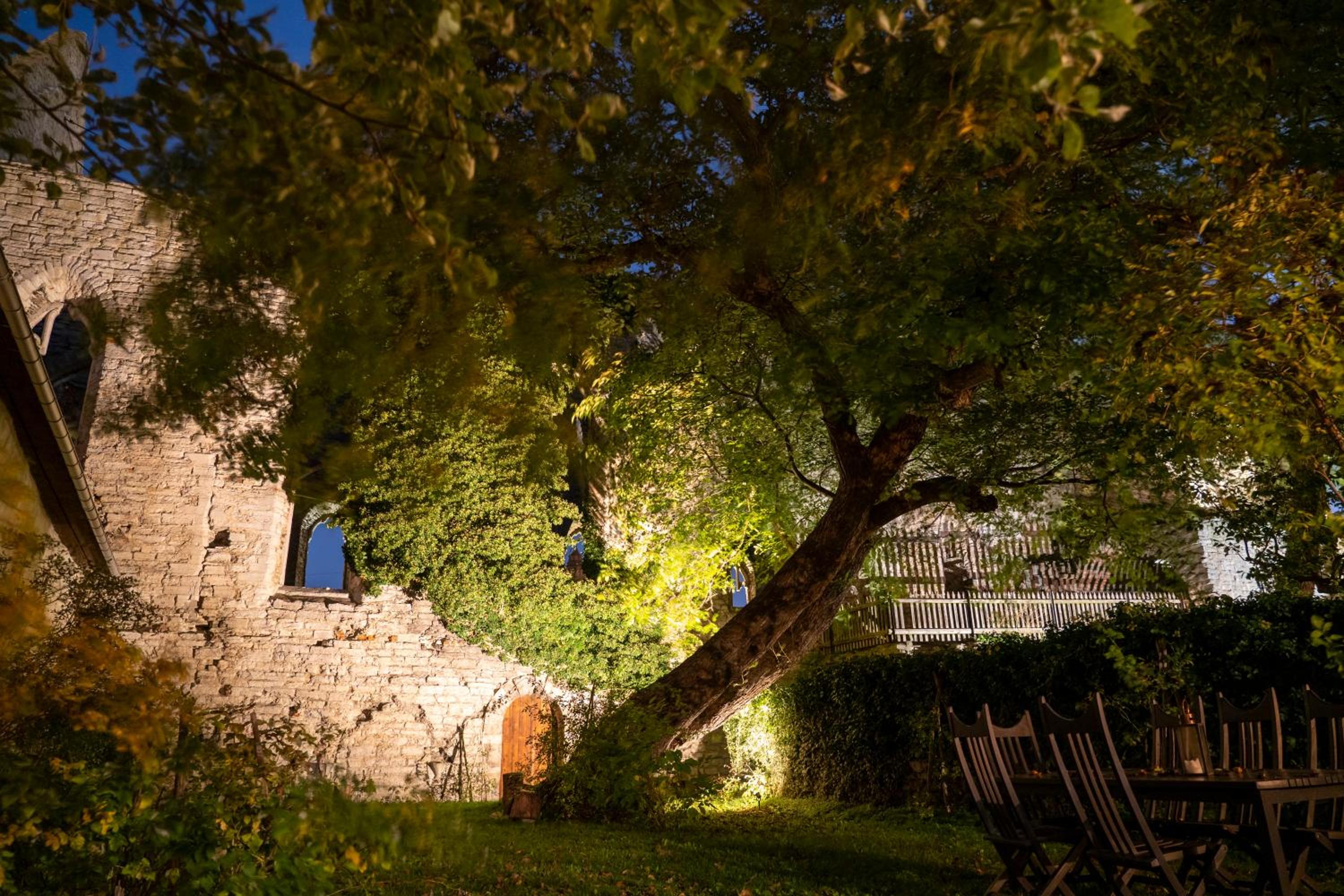 Enchanting 4 Bdr Villa close to Medieval cathedral view 3