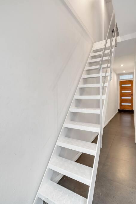 21P Unique design 4 Bedroom Townhouse Near Darling Harbour 9 Min Walk