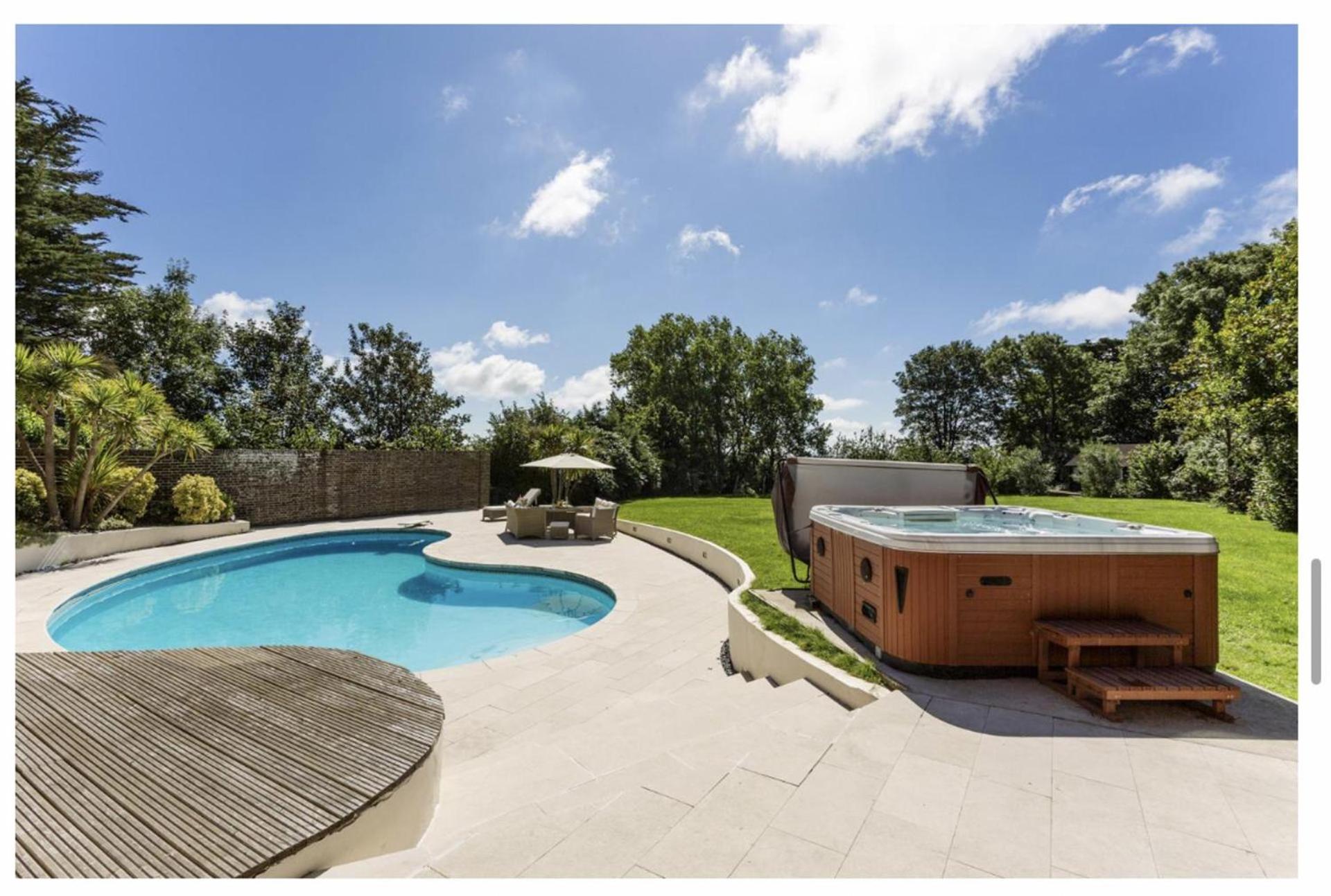 Sleeps10 18-Parking-Garden-Pool-HotTub-Balcony view 3