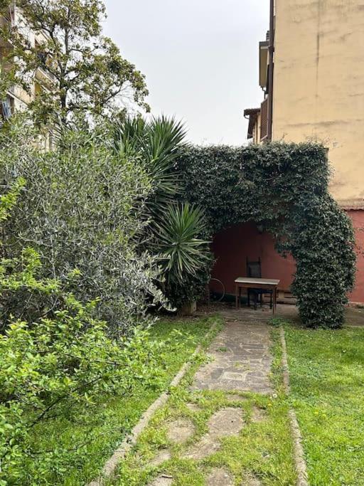 Appartamento piano terra con giardino condiviso