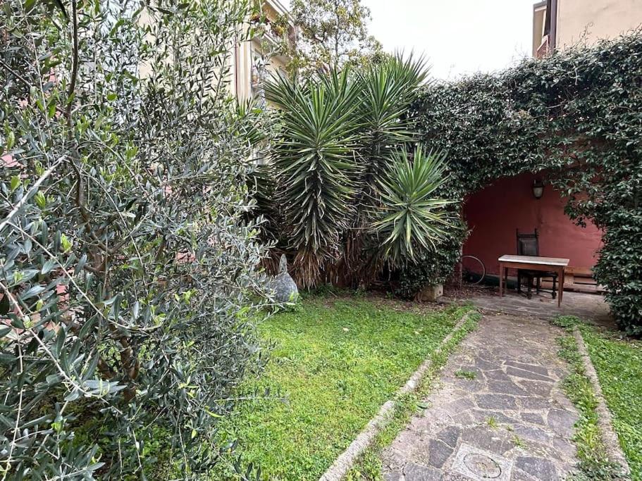Appartamento piano terra con giardino condiviso