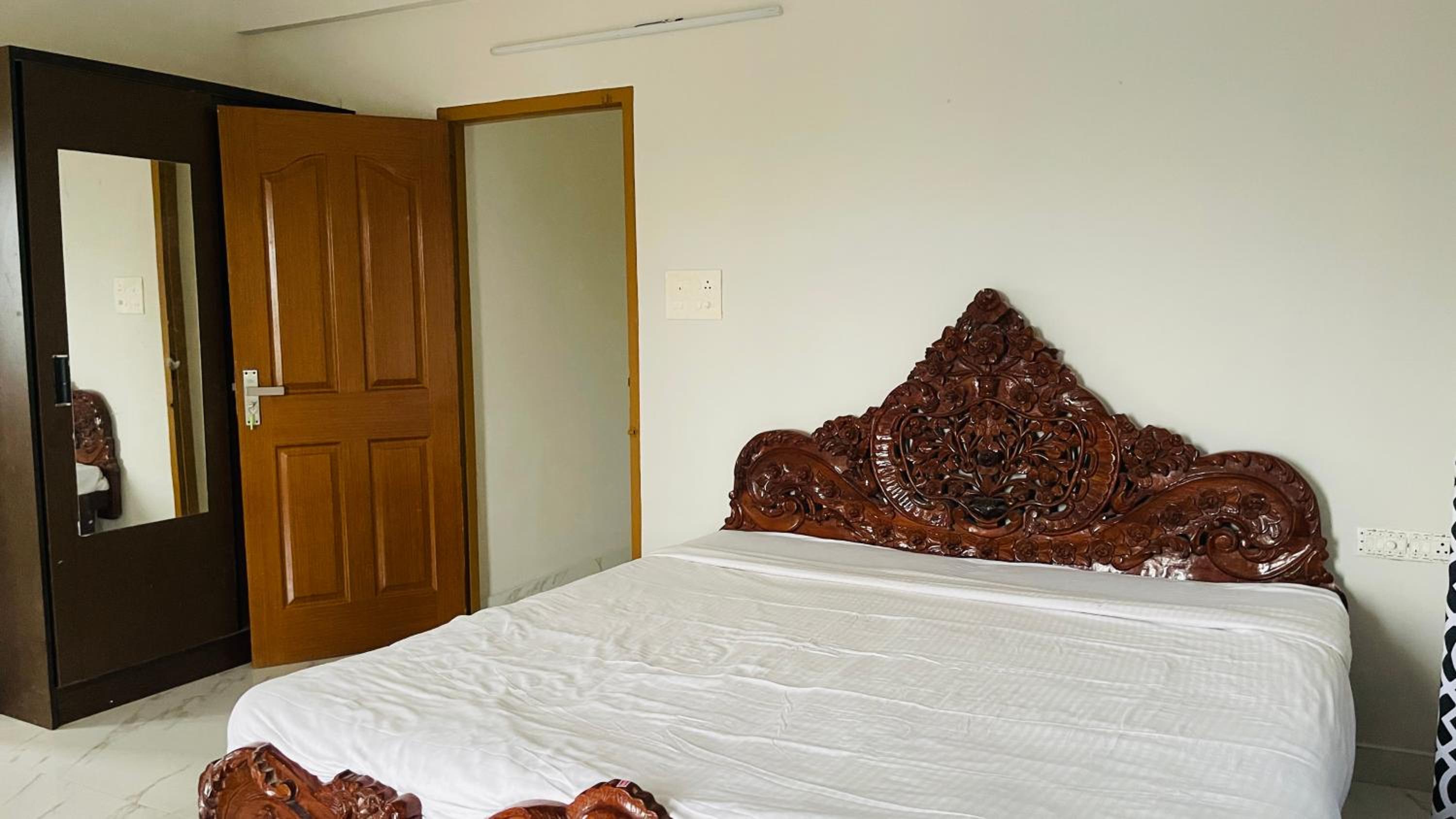 Rajamandiram 3BHK AC,Near Sree Padmanabhaswamy Temple, Trivandrum Central