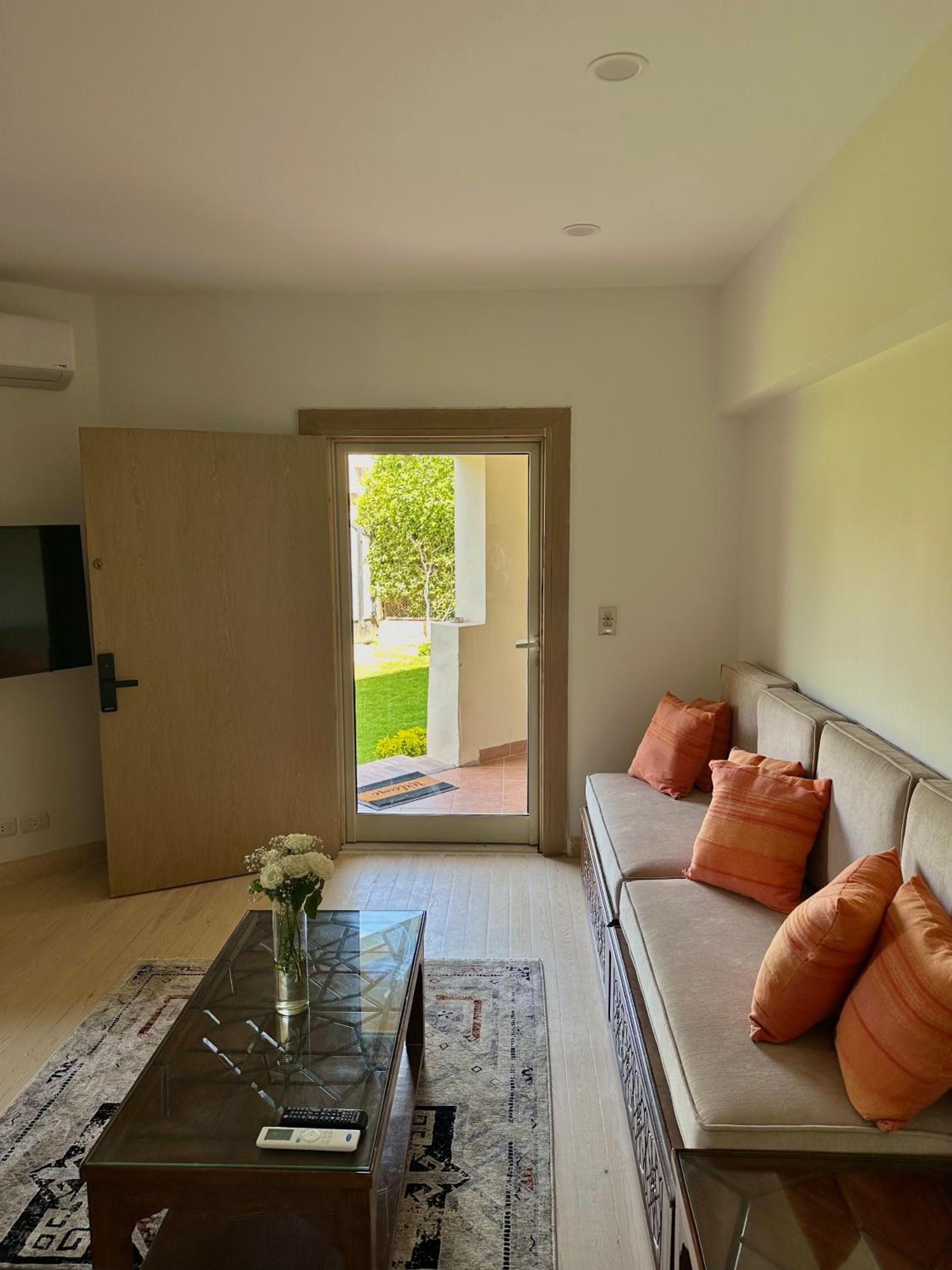 Beverly Hills 1BR Apt & private Garden Near GEM view 3