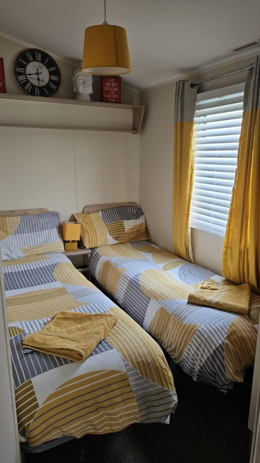 3 Bed Caravan - Sleeps 6 - Pets - Parking - Wifi