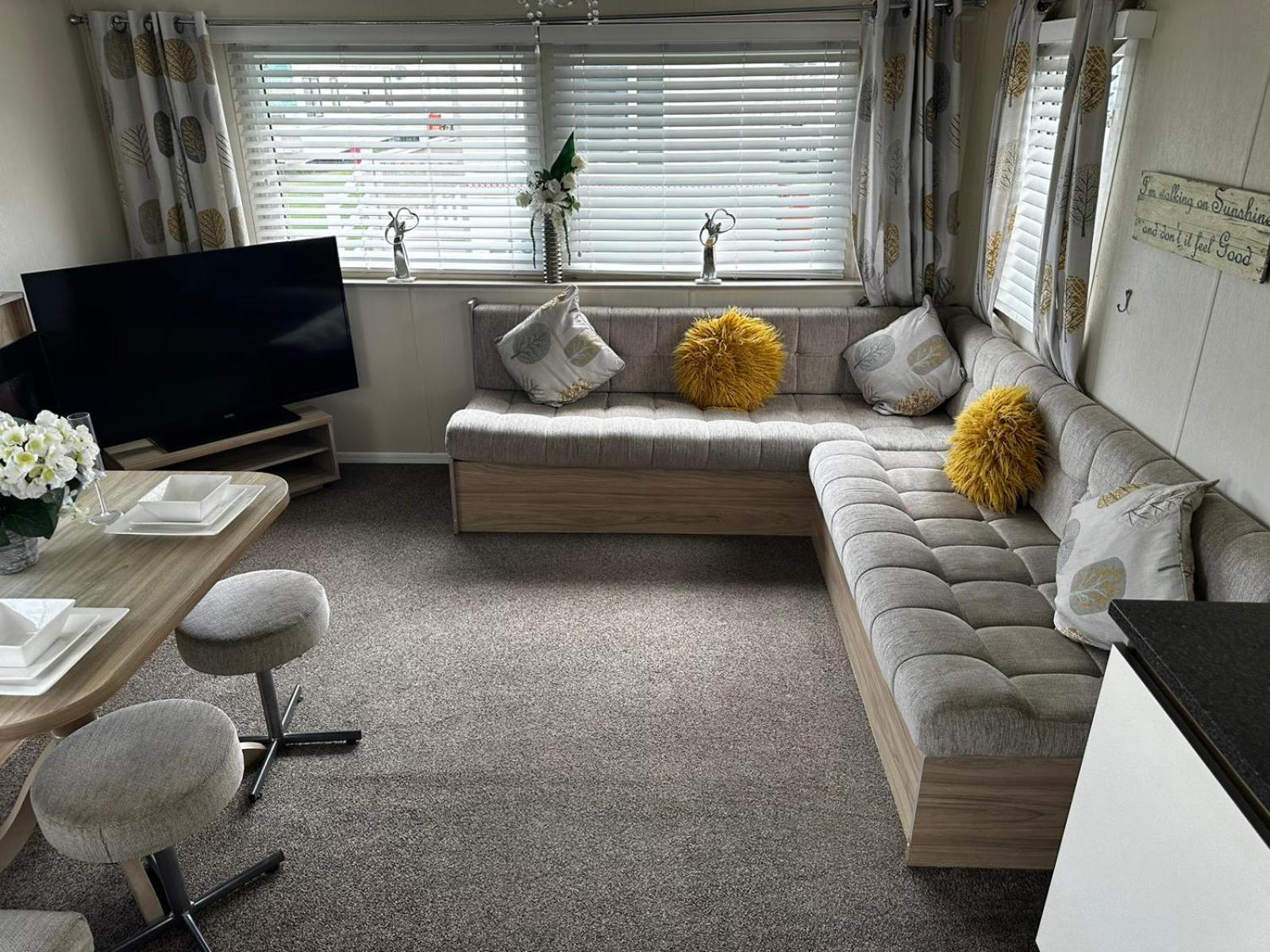 3 Bed Caravan - Sleeps 6 - Pets - Parking - Wifi