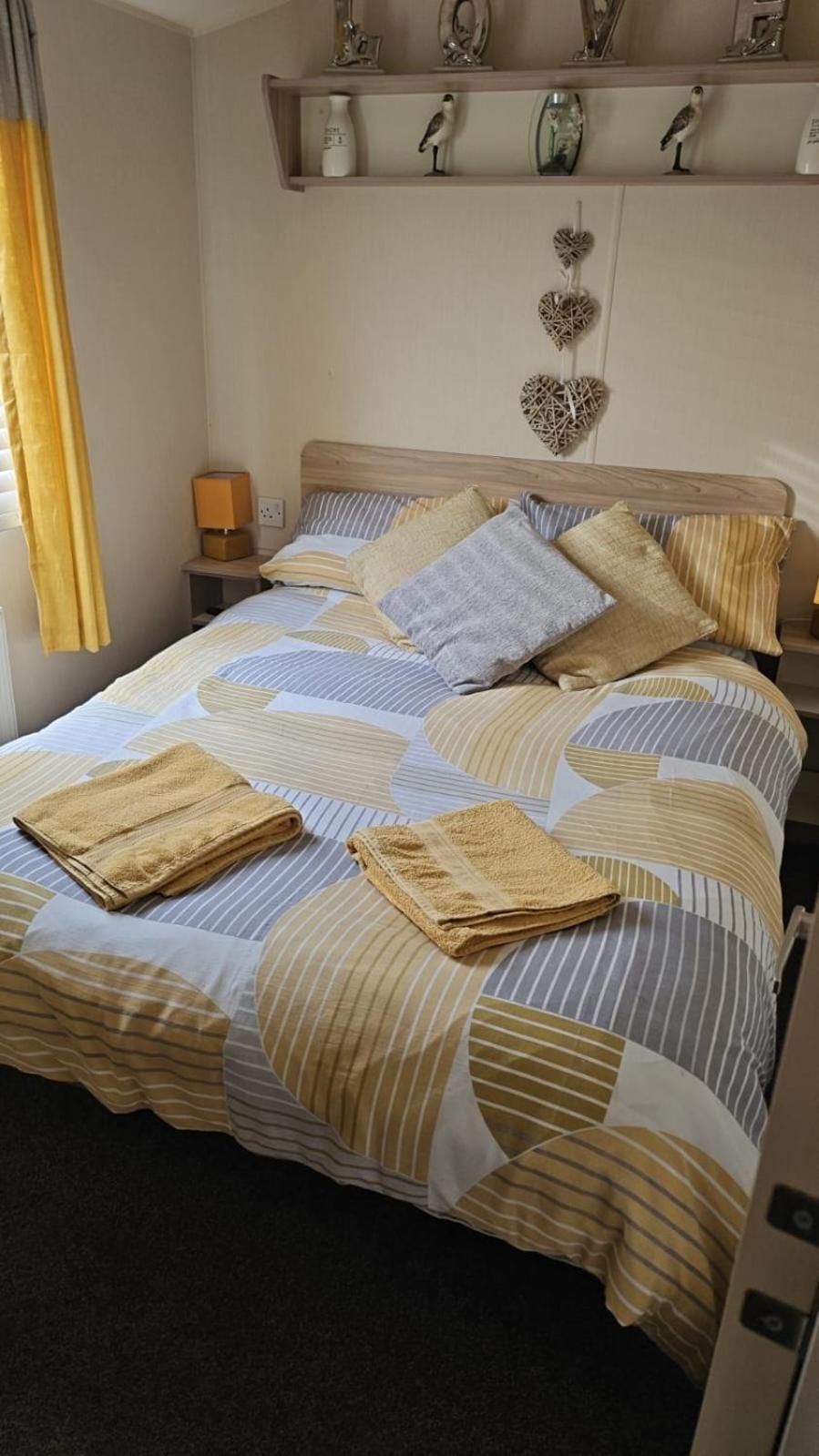 3 Bed Caravan - Sleeps 6 - Pets - Parking - Wifi