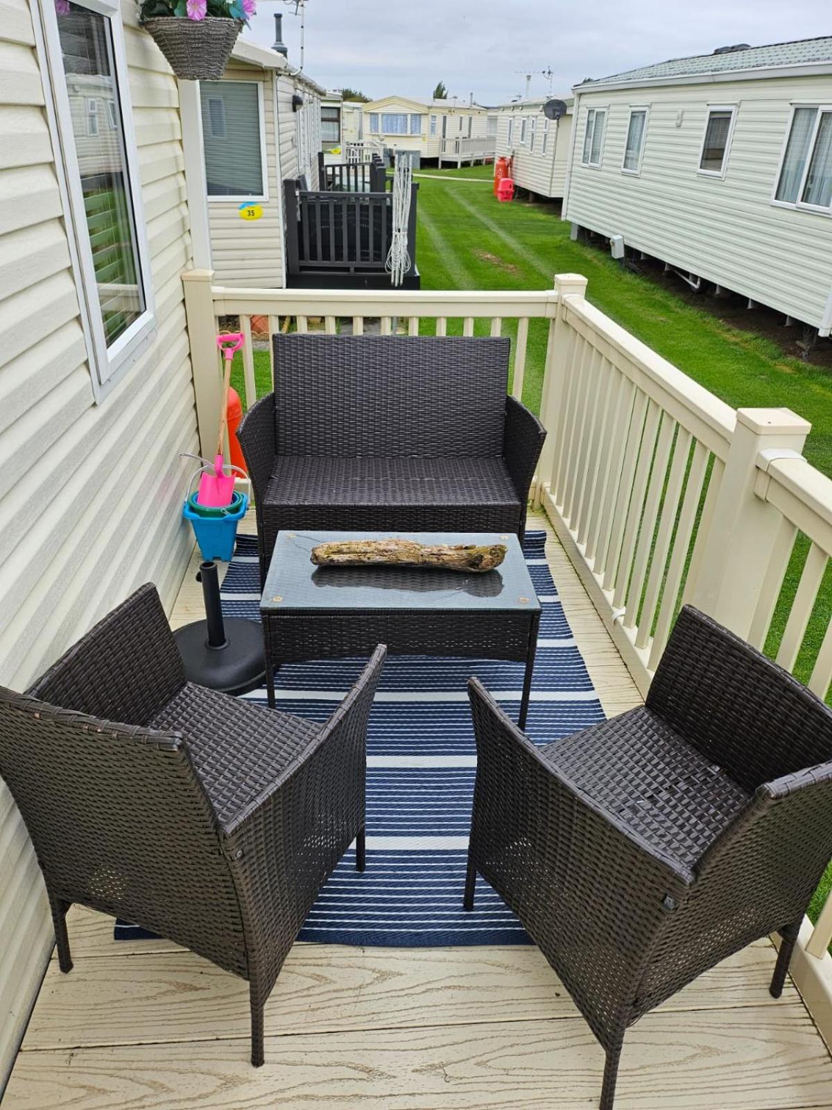 3 Bed Caravan - Sleeps 6 - Pets - Parking - Wifi