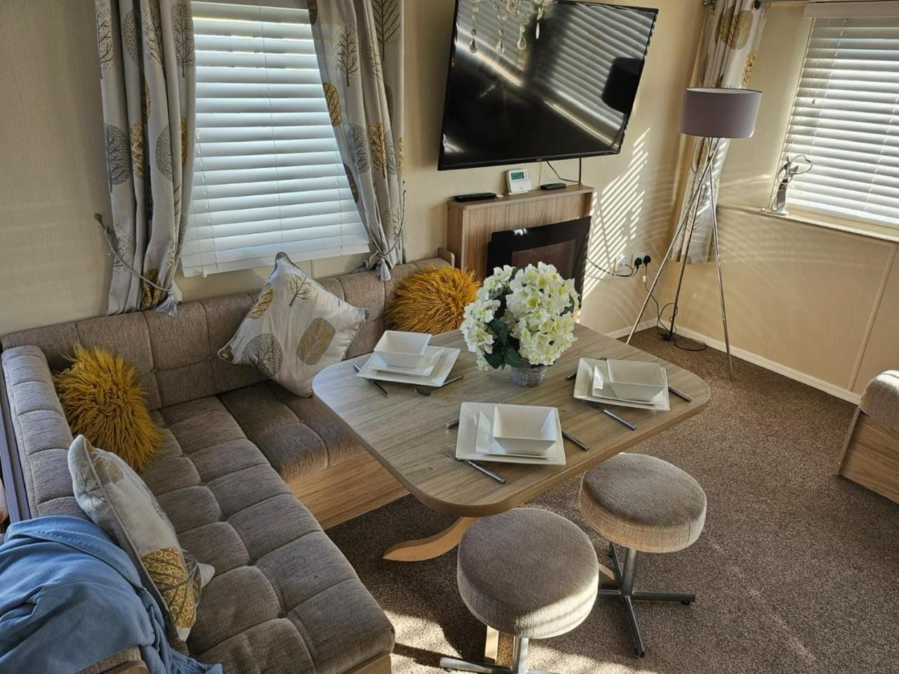3 Bed Caravan - Sleeps 6 - Pets - Parking - Wifi