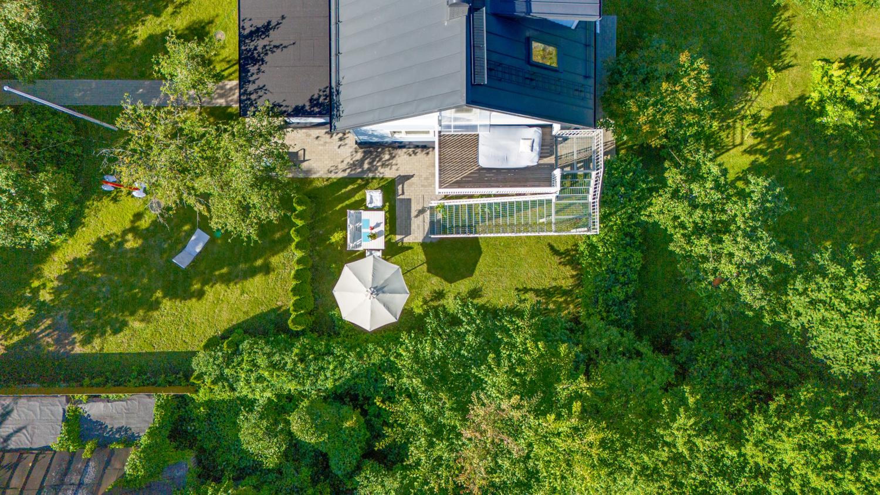 Leete Residence- 3BR family friendly home with huge garden&free parking view 2
