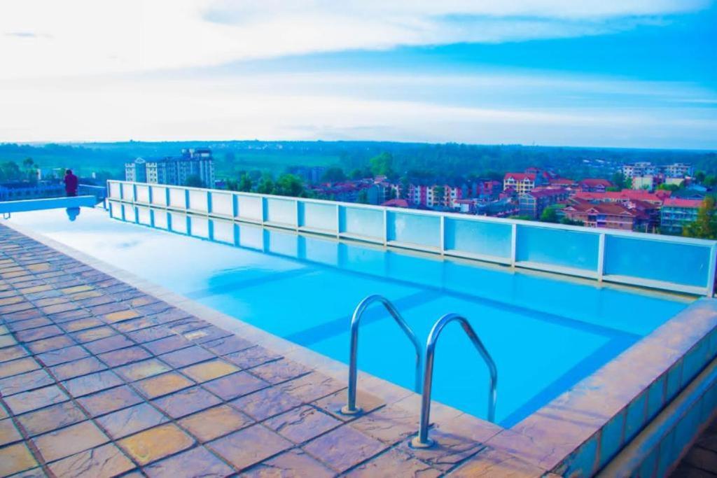 Girani Luxe Homes- Elegant comfy studio with A pool view 2