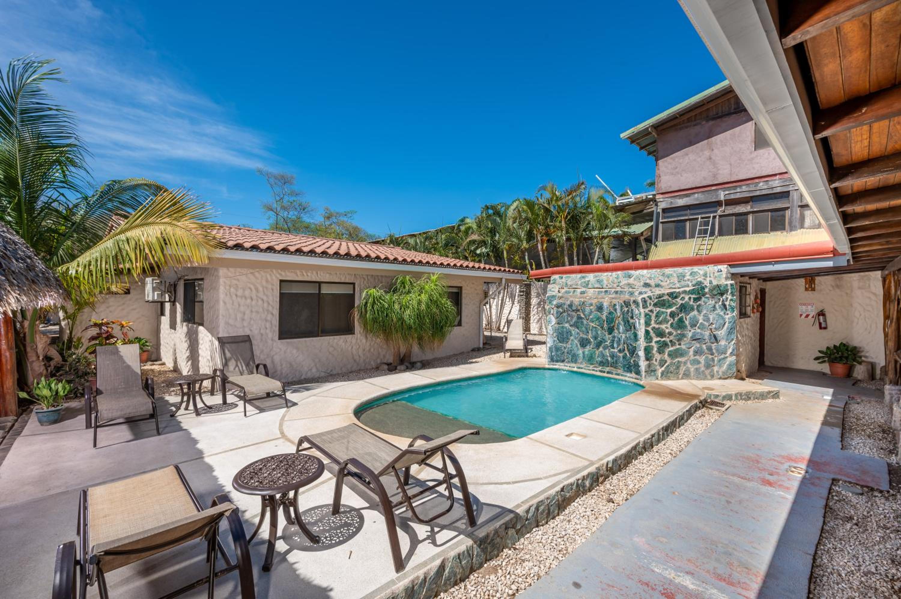 Beachside Studio Apartment with Pool and Free WiFi