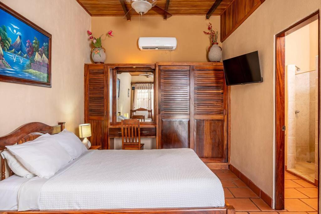 Cozy Beachside Studio with Pool and Free WiFi