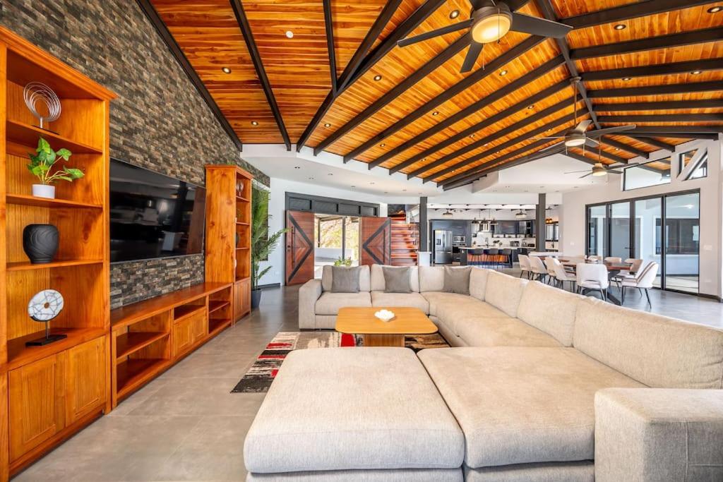Luxurious Mountaintop Retreat with Ocean Views