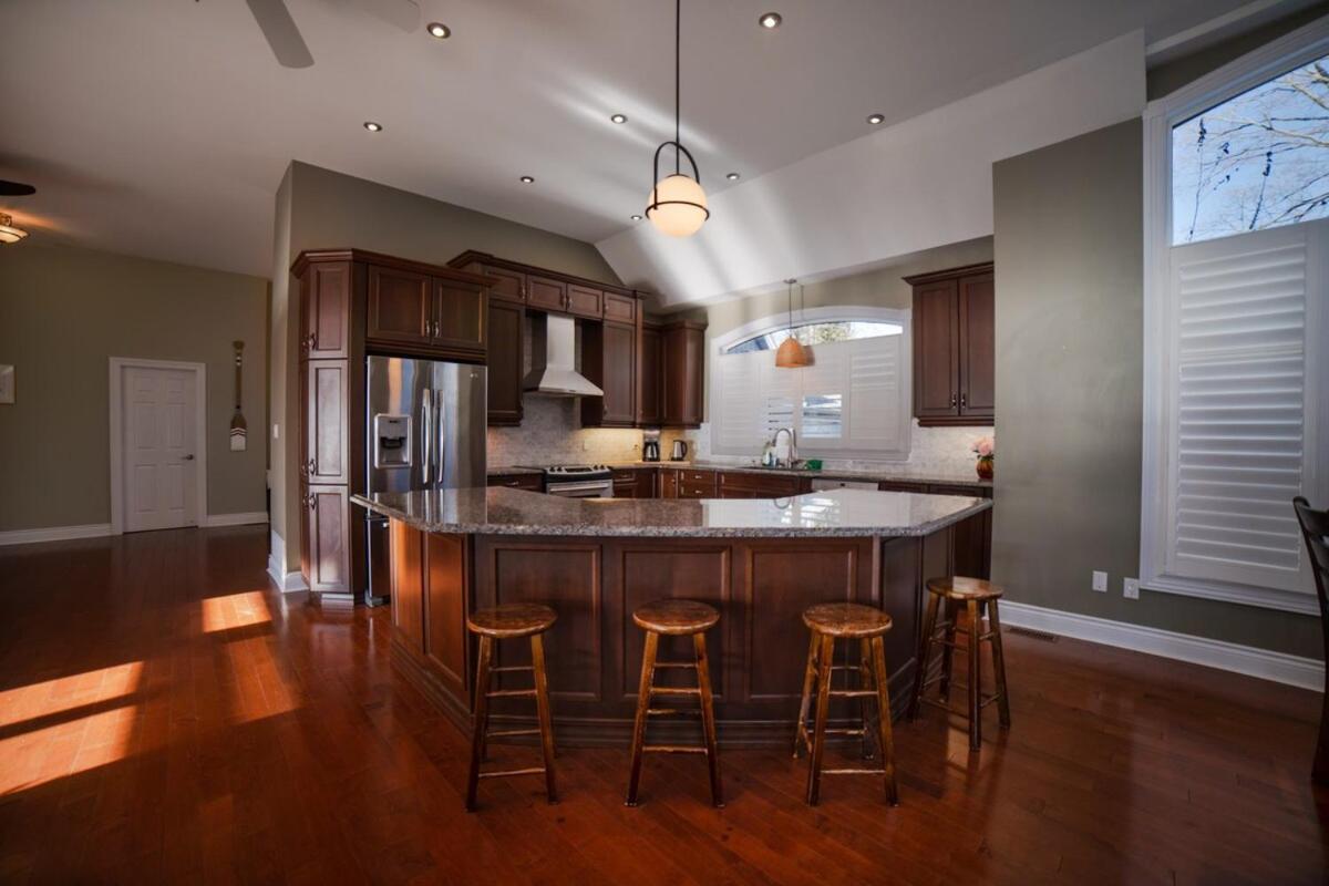 Scugog Lakeside Retreat w Outdoor Dome & Hot Tub