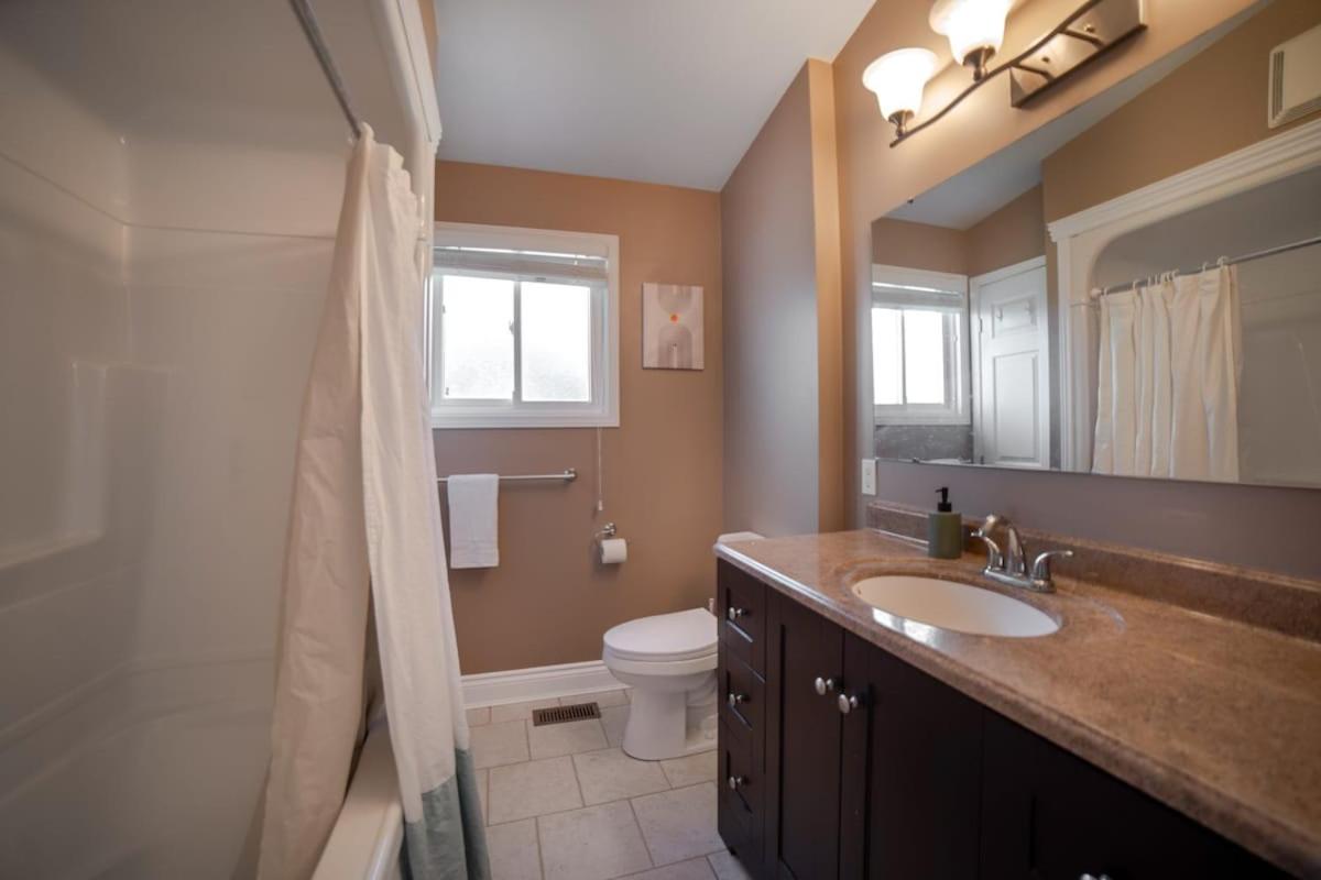 Scugog Lakeside Retreat w Outdoor Dome & Hot Tub