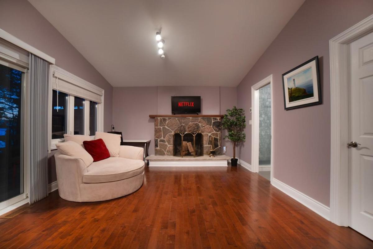 Scugog Lakeside Retreat w Outdoor Dome & Hot Tub