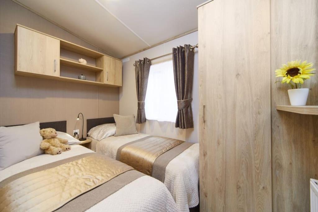 Elegant 2 Bed 1 and Half Bath Caravan in Holiday Resort Village view 4