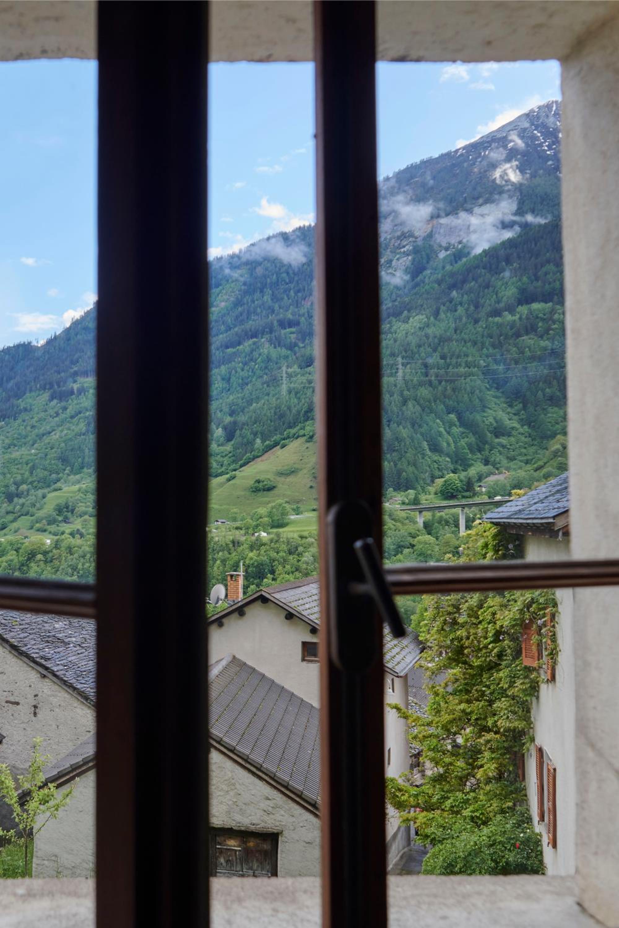 Waterfall House - retreat, swim, bike, hike and ski
