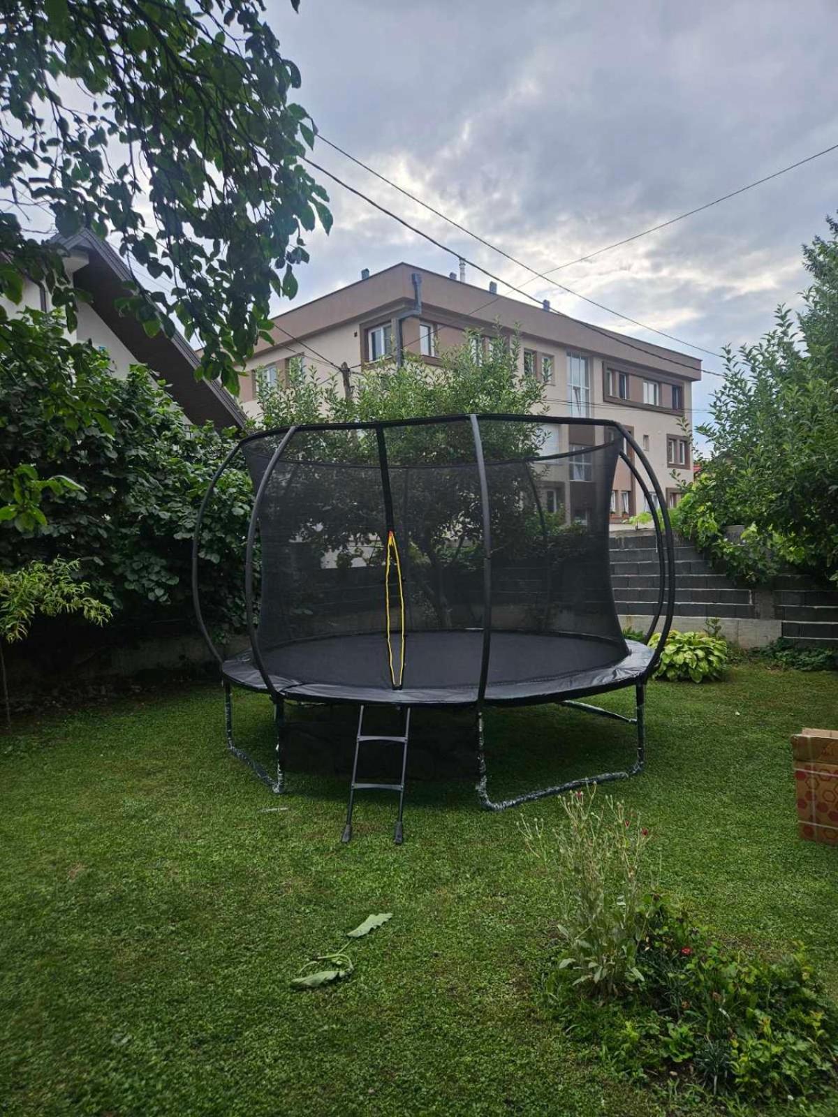 Large Apartment with beautiful Garden 5 minutes away from Airport at Karla Mijića 31