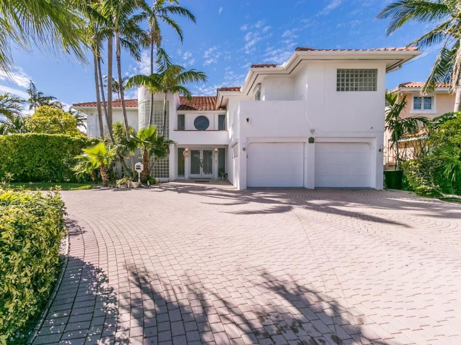 North Miami Beach Waterfront Tropical paradise view 2