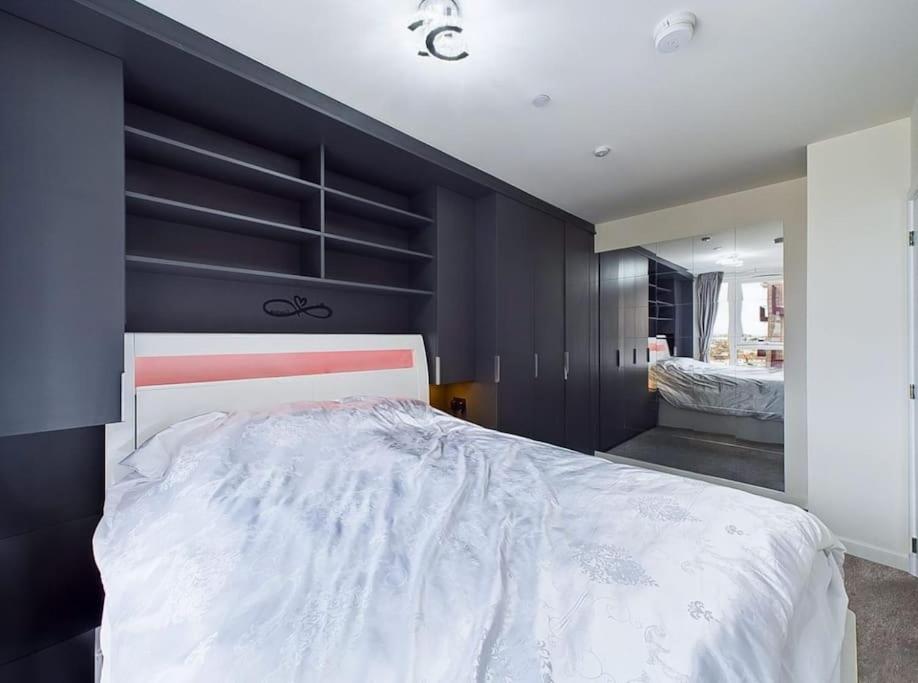 Luxury Apartment Near Train Station and Shops - Gym Access view 2