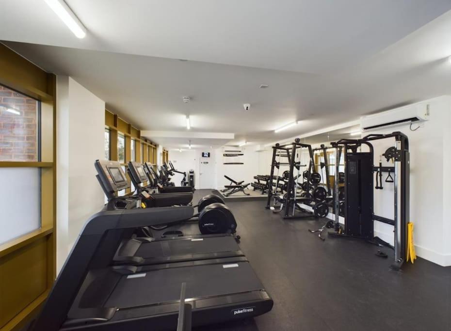 Luxury Apartment Near Train Station and Shops - Gym Access view 3