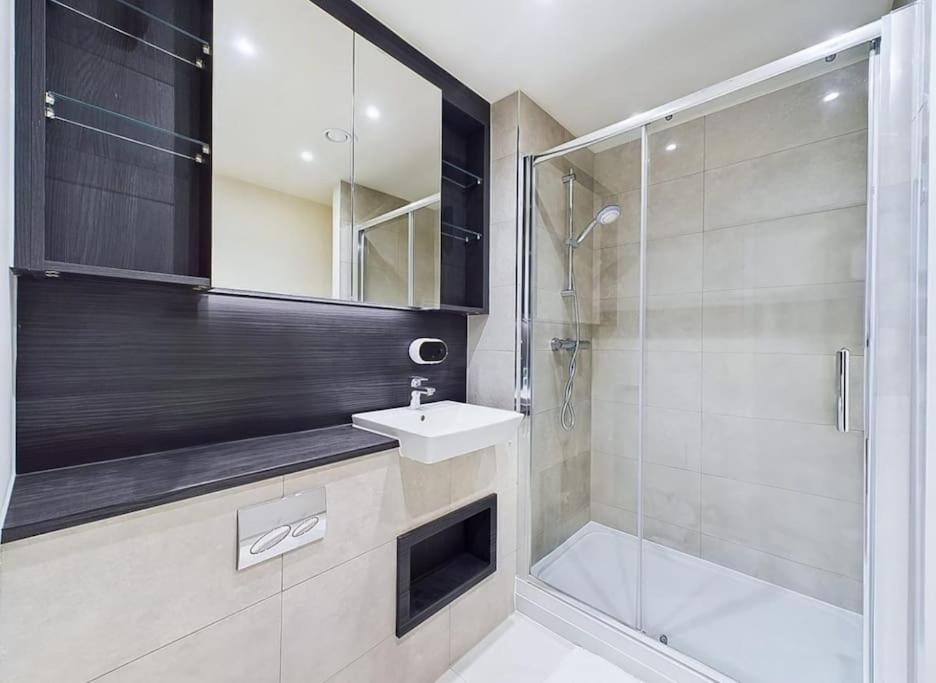 Luxury Apartment Near Train Station and Shops - Gym Access view 4