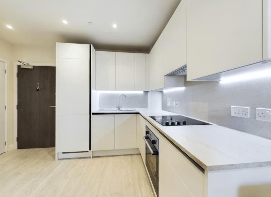 Luxury Apartment Near Train Station and Shops - Gym Access view 5