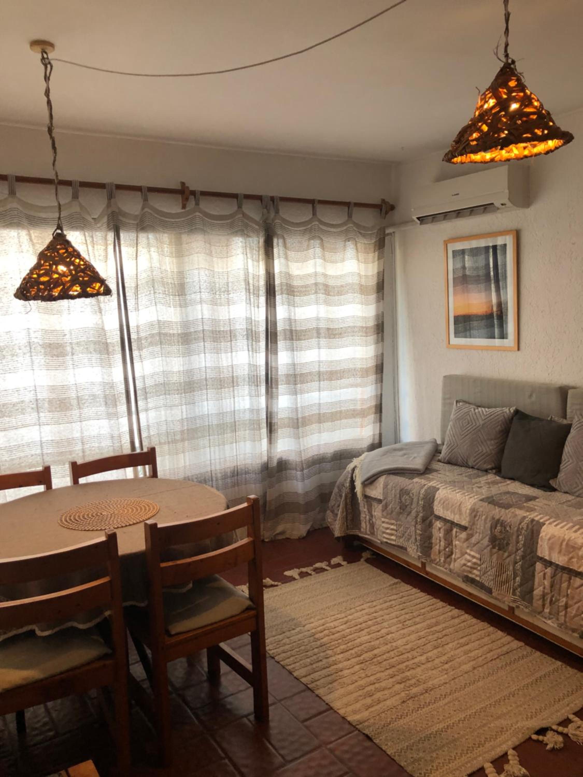 PUNTA DEL ESTE * Funcional y Acogedor Apto. en la Península * 1 Dorm 3 Pers. A 150 mts. del puerto deportivo, 2 cuadras de Gorlero, 10min de la Terminal de view 5