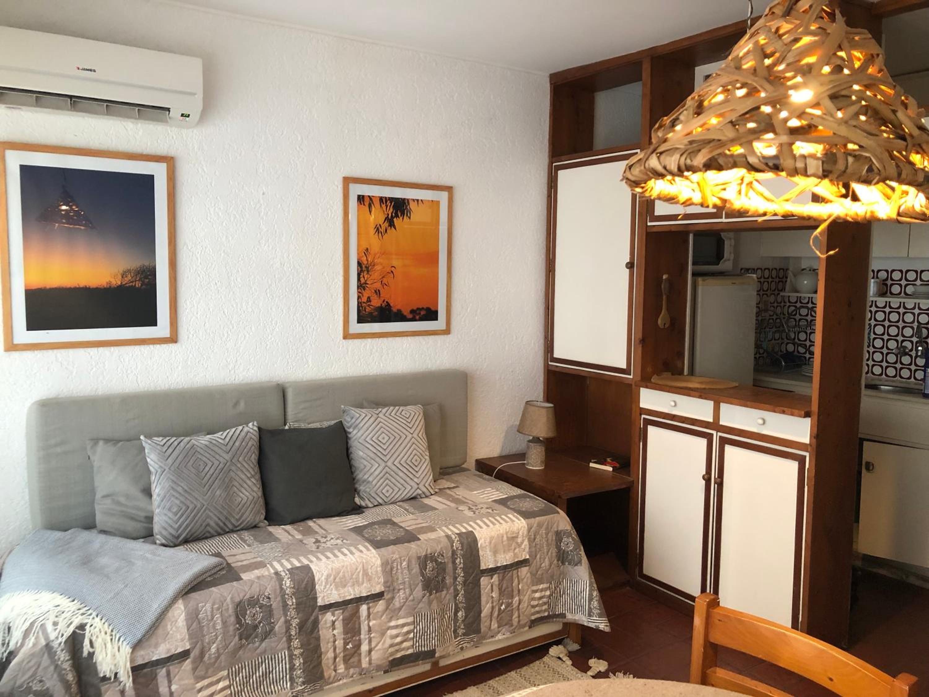 PUNTA DEL ESTE * Funcional y Acogedor Apto. en la Península * 1 Dorm 3 Pers. A 150 mts. del puerto deportivo, 2 cuadras de Gorlero, 10min de la Terminal de view 4