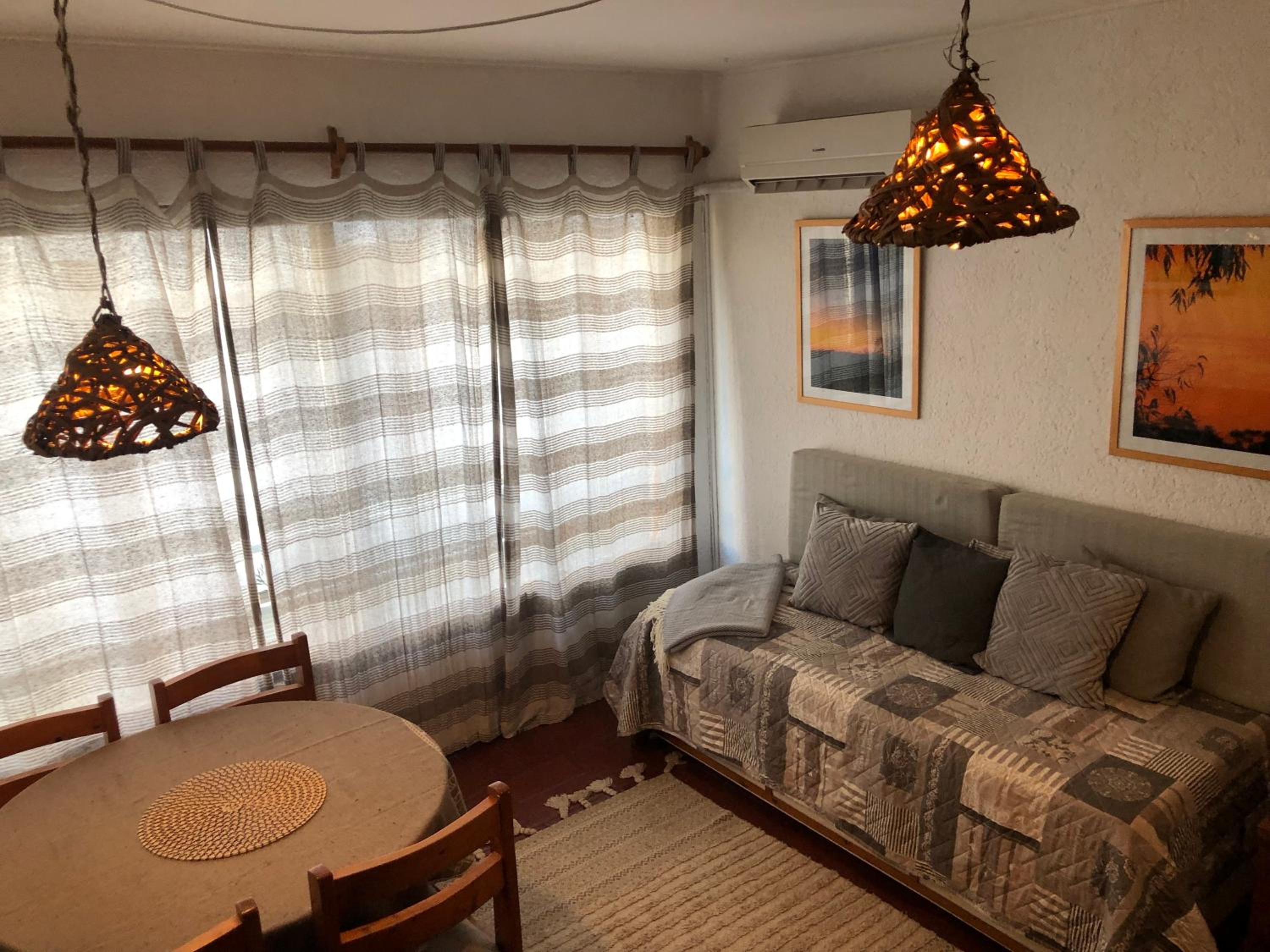 PUNTA DEL ESTE * Funcional y Acogedor Apto. en la Península * 1 Dorm 3 Pers. A 150 mts. del puerto deportivo, 2 cuadras de Gorlero, 10min de la Terminal de view 3