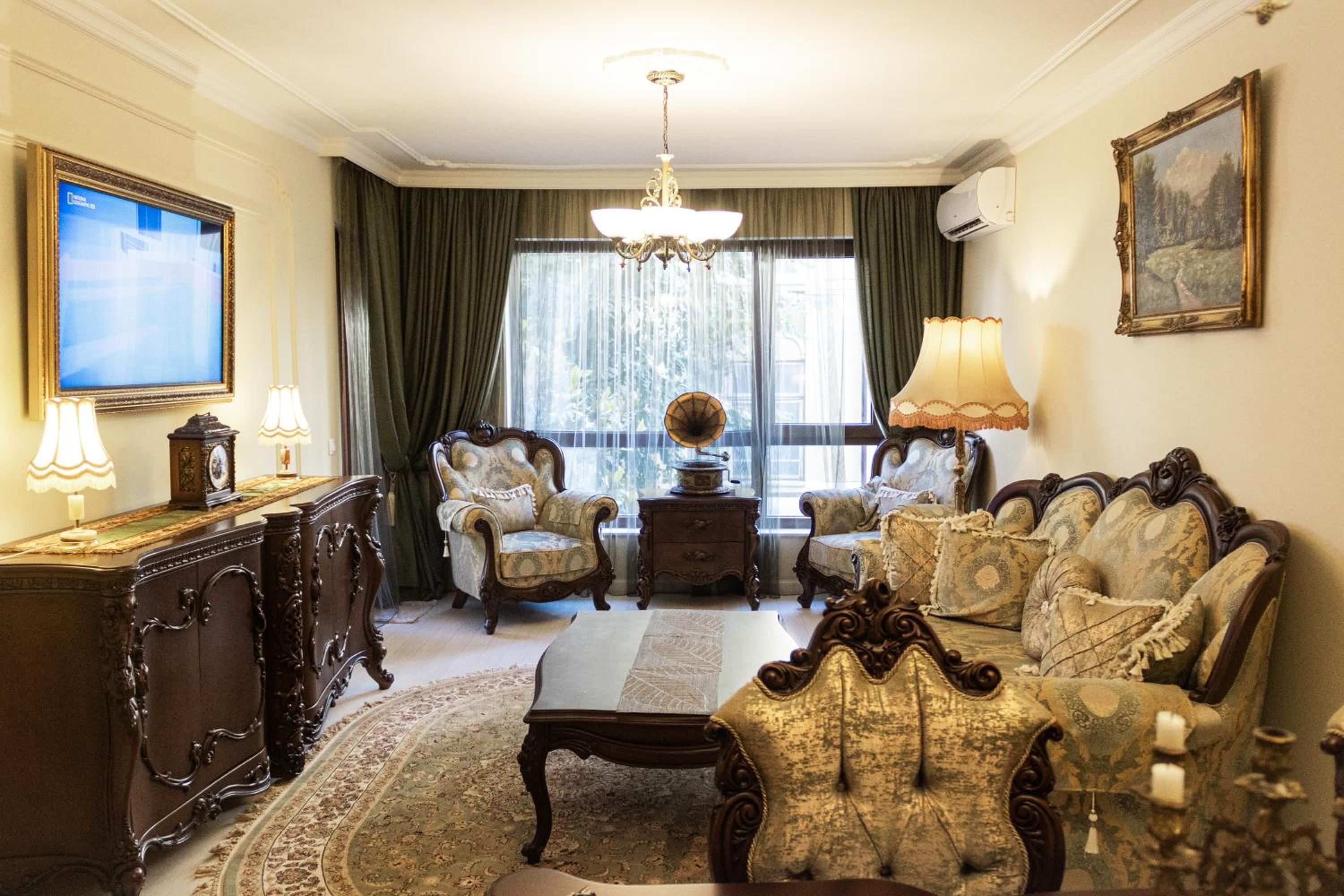 Central Luxury Antique Apartment