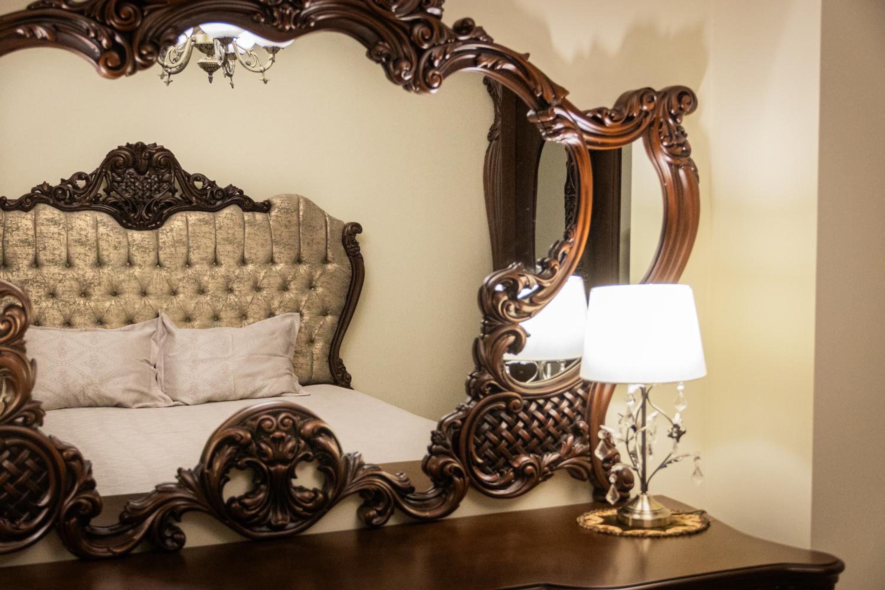 Central Luxury Antique Apartment